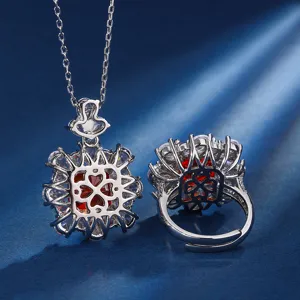Vista dettagliata del set di gioielli con collana e anello in diamante ad alto contenuto di carbonio.
