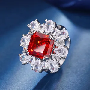 Primo piano dettagliato di un lussuoso anello in cristallo rosso taglio principessa brillante.