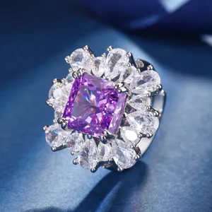 Primo piano dettagliato di un anello floreale con una splendida pietra viola.