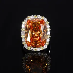 Luxe kussengeslepen oranje edelsteen ring met prachtige halo pavé zetting, detailopname.