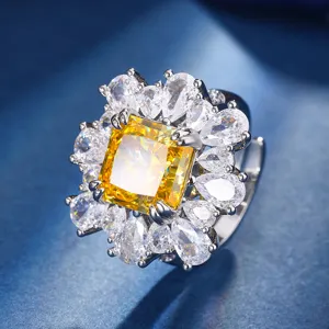Meraviglioso anello di cristallo quadrato giallo con design floreale scintillante.