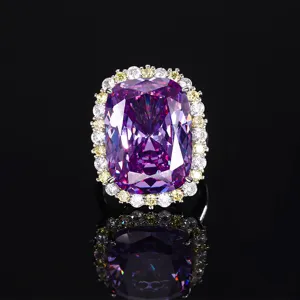 Detailopname van de luxe ring met paarse edelsteen in kussenslijpsel en schitterende steenomranding.
