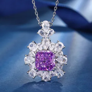 Dettaglio in primo piano della collana con ciondolo in zircone viola taglio principessa e argento.