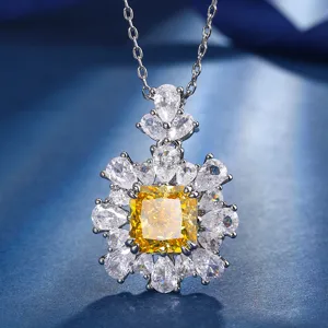 Primo piano dettagliato dello squisito ciondolo collana con zirconi e cristallo giallo principessa.