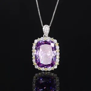 Luxe ketting met kussengeslepen paarse edelsteen hanger en een schitterende halo-omlijsting.