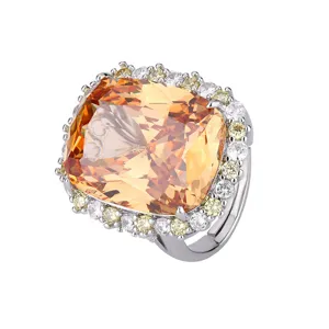 Luxe kussengeslepen oranje edelsteen ring met schitterende witte en gele kristalrand.