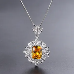 Zilverkleurige ketting met gele kristallen hanger en schitterende kubieke zirkonia.