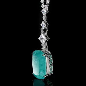 Gros plan de pendentif collier en pierre précieuse turquoise, chaîne en zircon.