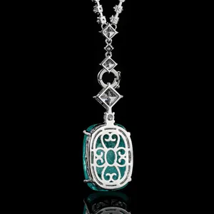 Gros plan détaillé du collier pendentif en pierre précieuse verte avec des pierres carrées.