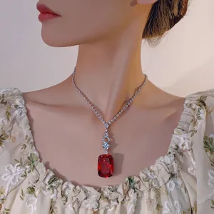 Vue détaillée du luxueux grand collier pendentif en pierre précieuse carrée rouge, design.