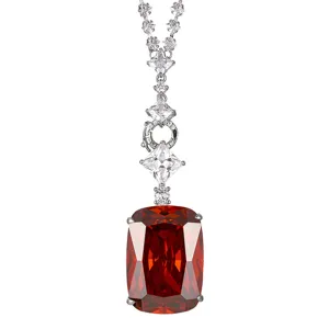 Luxueux collier pendentif en pierre précieuse taille coussin rouge avec chaîne dorée