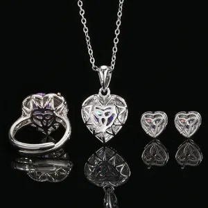 Detaillierte Ansicht des silbernen Herz-Schmucksets mit violettem Stein und Design.