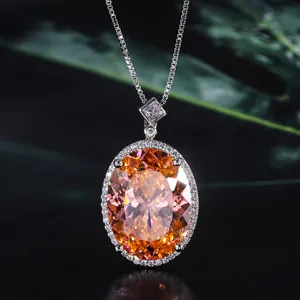 Squisita collana con ciondolo ovale in pietra padparadscha e luminoso alone di diamanti.