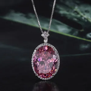 Dettaglio ravvicinato di una splendida collana con ciondolo in pietra preziosa rosa ovale.