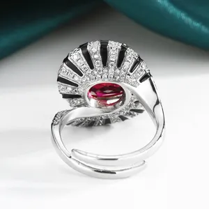 Bague de création élégante avec pierre centrale frappante, zircon pavé et détails en émail noir.