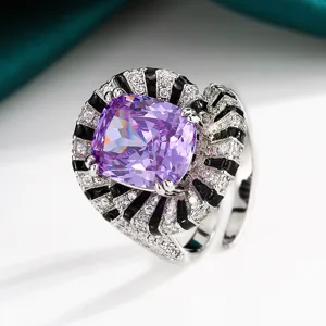 Gros plan détaillé d'une bague statement créative en pierre précieuse violette taille coussin.