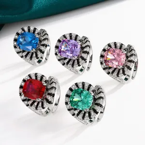Bague élégante avec pierre précieuse colorée, pavé de zircons et détails noirs.
