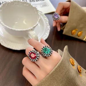 Bague créative en cuivre plaqué or avec pierre précieuse colorée et cristal design vintage
