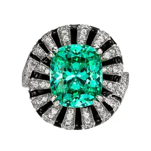 Bague luxueuse gemme vert taille coussin geometrique avec motif eclatant noir et cristal.