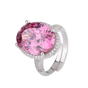 Splendido anello ovale in pietra rosa con pavè di zirconi scintillanti da donna.