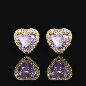 Wunderschöne herzförmige Ohrstecker mit violetten Zirkoniasteinen und funkelndem Besatz.