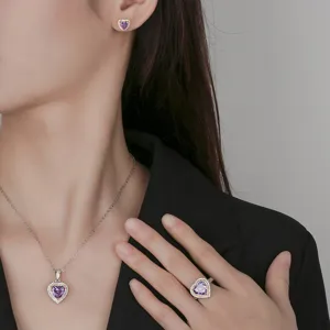 Detailansicht des violetten herzförmigen Zirkonia Halskette, Ohrringe und Ring Schmuckset.