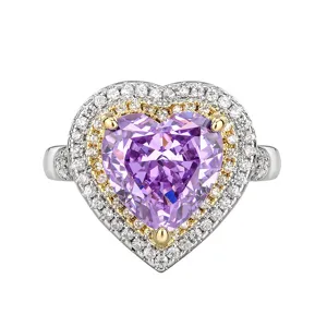 Nahaufnahme des funkelnden herzförmigen lila Diamantrings mit doppeltem Pavé-Halo.