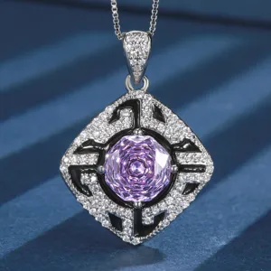 Primer plano del exquisito colgante con piedra violeta de talle rosa y pavé de cristales.