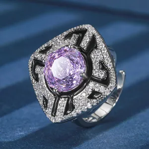 Vista detallada del anillo dorado de lujo con piedra morada redonda de 10mm y detalles negros.