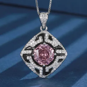 Detalle exquisito de collar con colgante cuadrado de circonitas y gema rosa talla rosa.