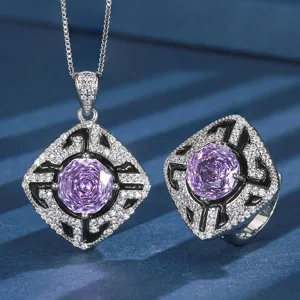 Vista detallada de un conjunto de joyas con collar con colgante y anillo de piedra morada.