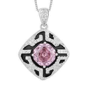 Impresionante collar con colgante de piedra rosa, circonitas deslumbrantes y motivo negro.