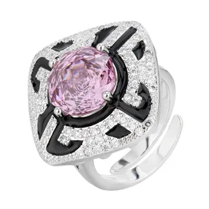 Elegante anillo abierto de lujo con gran piedra rosa y cristales brillantes.