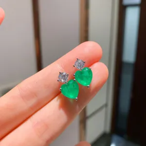 Elegantes pendientes de botón de cristal verde en forma de corazón con circonitas.