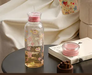 Klares Glasstrohhalmbecher mit rosa Deckel und süßem Sternenmuster für Kaffee, Milch und Wasser.