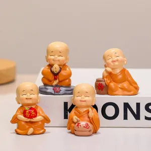 Détail de figurine de petit moine mignon, ornement de bureau en résine pour le bureau.