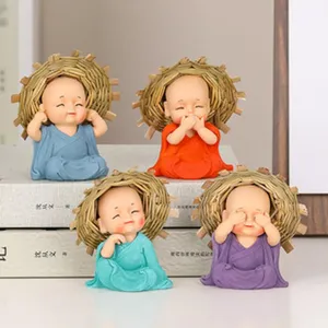 Vue détaillée de charmants petits ornements de bureau en résine de moine avec des chapeaux.