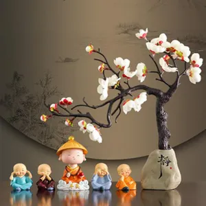 Mignons petits moines décoratifs en résine avec arbre de prunier pour bureau et maison.