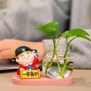Vase de plantes hydroponiques de bureau créatif avec figurine de lettré chanceux et base rose.