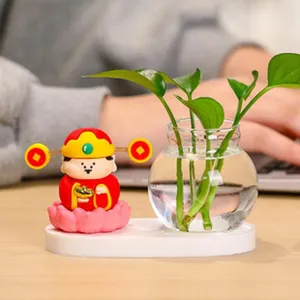 Vue détaillée du vase en verre hydroponique de bureau avec ornement de dieu de la fortune.