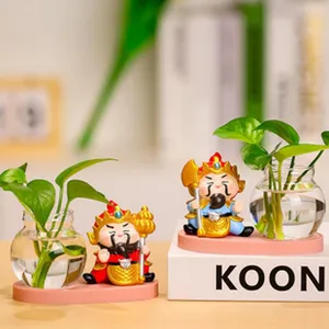 Vase de plante hydroponique de bureau avec figurine de guerrier en résine, détail de bureau.