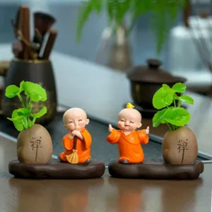 Resine petit moine zen micro paysage pot ornament decoration de bureau detail vue
