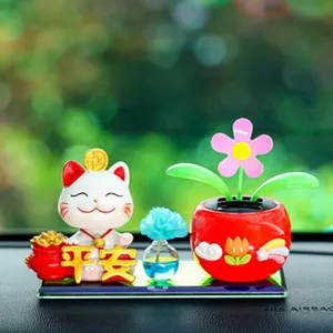 Bonito juego de decoracion para salpicadero de coche con gato de la suerte.