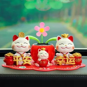 Lindo adorno de tablero de automóvil con flor solar danzante y gatos de la suerte decorativos.