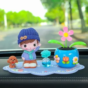 Bonito juego de adornos para salpicadero de coche con muñeco de dibujos y flor solar.