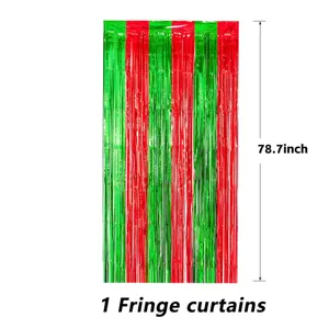 Gros plan detaille du rideau de franges metalliques rouge et vert pour decoration de fete.