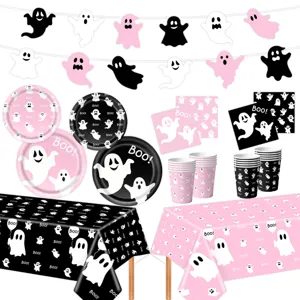 Vista detallada del juego de vajilla para fiesta de Halloween de fantasma con platos y vasos.