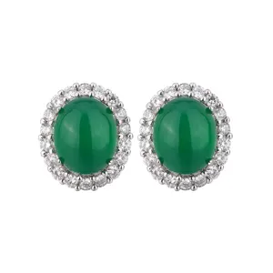 Elegante grüne Chalcedon Ohrstecker mit funkelnden Zirkonia Steinen in silbernem Design.