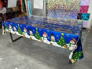 Weihnachtliche Einweg Plastiktischdecke mit Schneemann und Tannenbaum für Party.