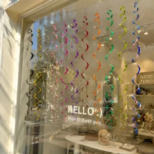 Kleurrijke PVC spiraal hangende decoraties, feest serpentines en wervelende ornamenten voor feest.